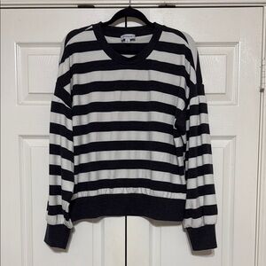 Evereve Black and White Striped Sweatshirt
super soft!